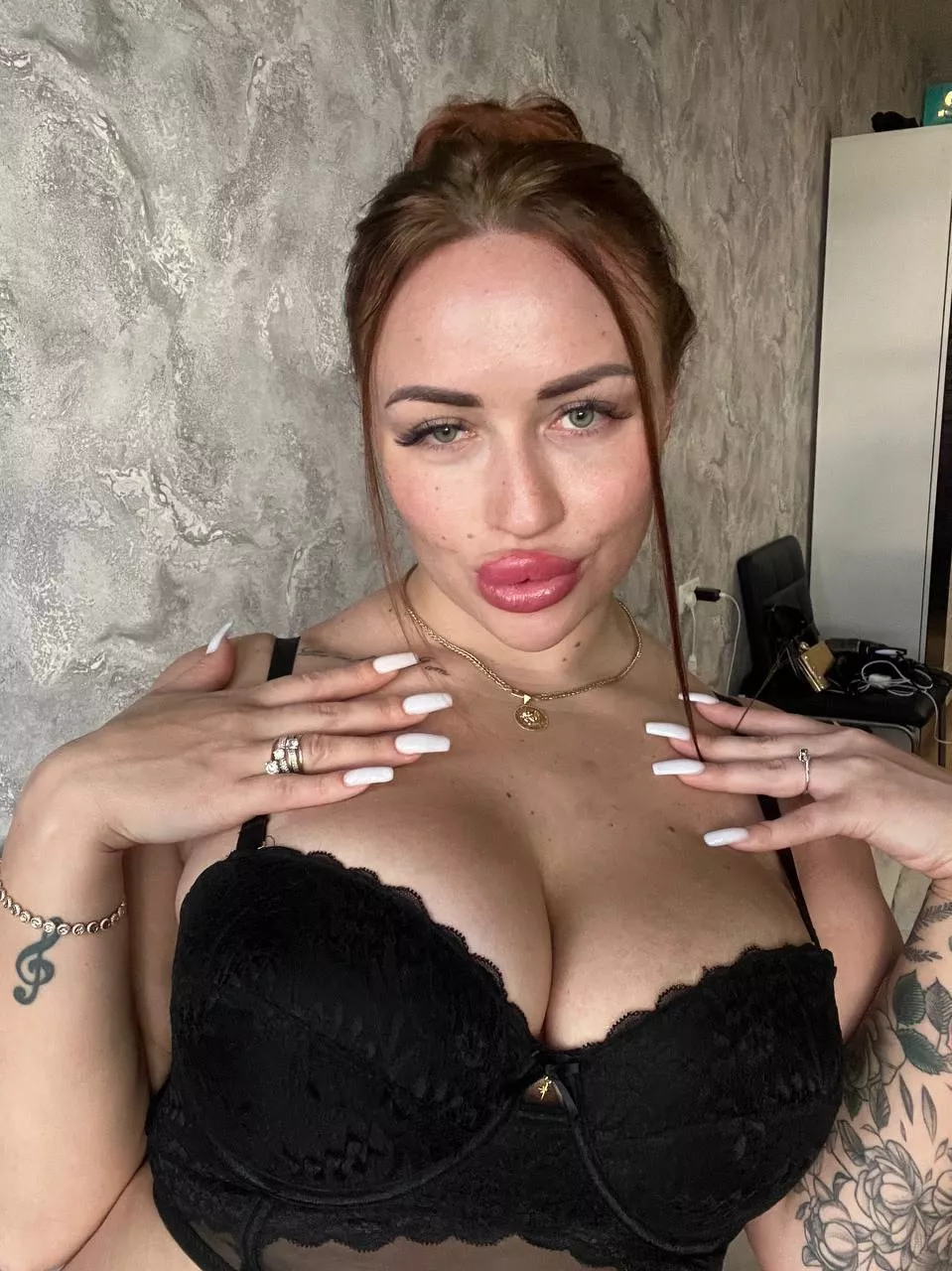 Do you like girls w real tits?