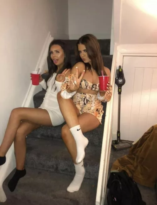 Ellys(left) or dani(right) pick 1 chav