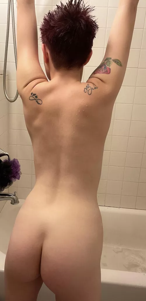 Fresh out the shower and you know this boi had fun playing with the new haircut 😋☺️