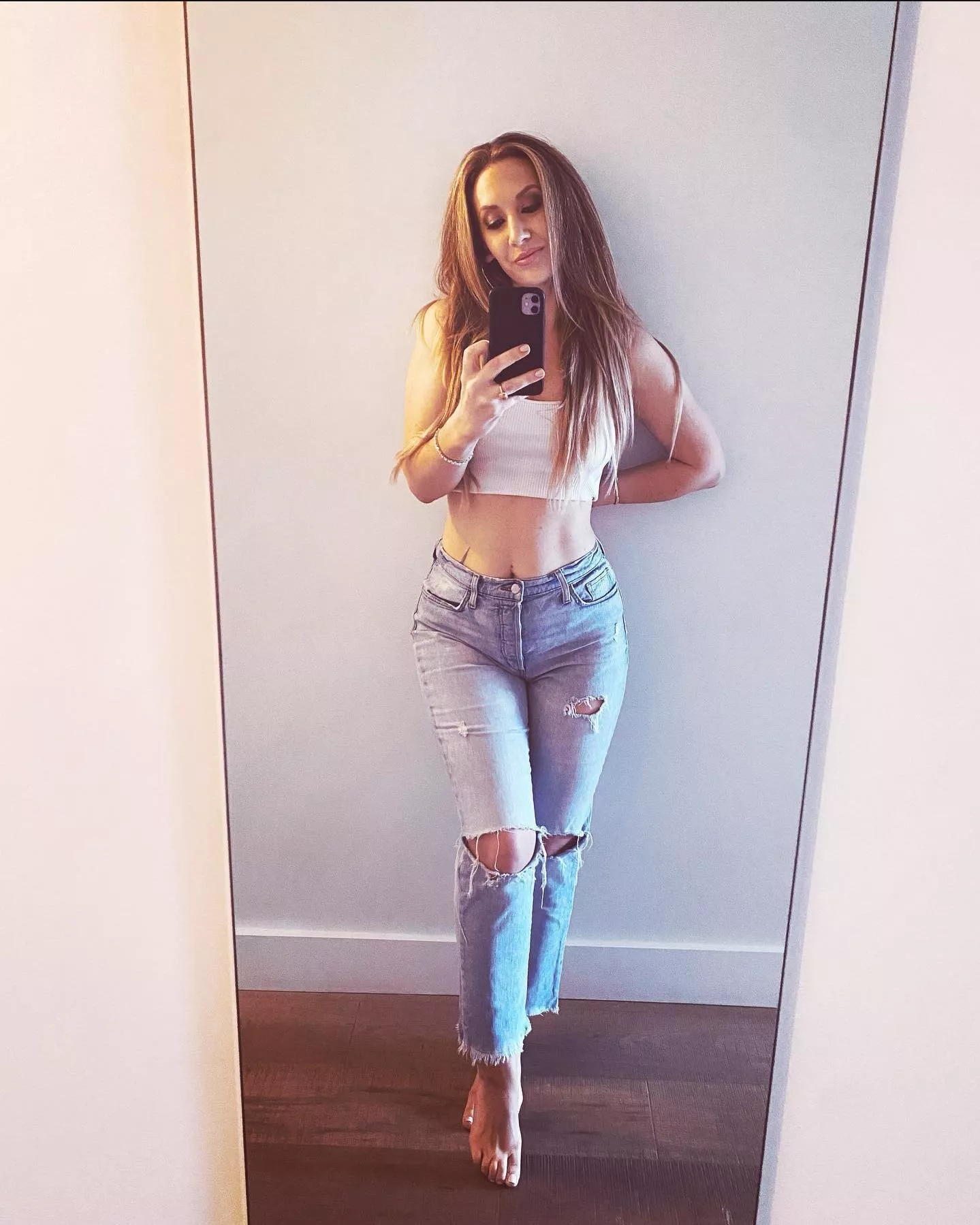 Hot Mama, showing off her toes🤤