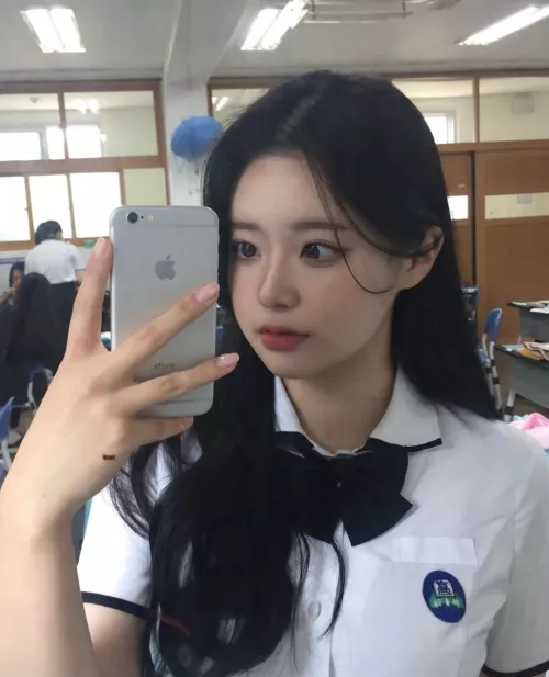 just a selfie of me in school 😌🏫