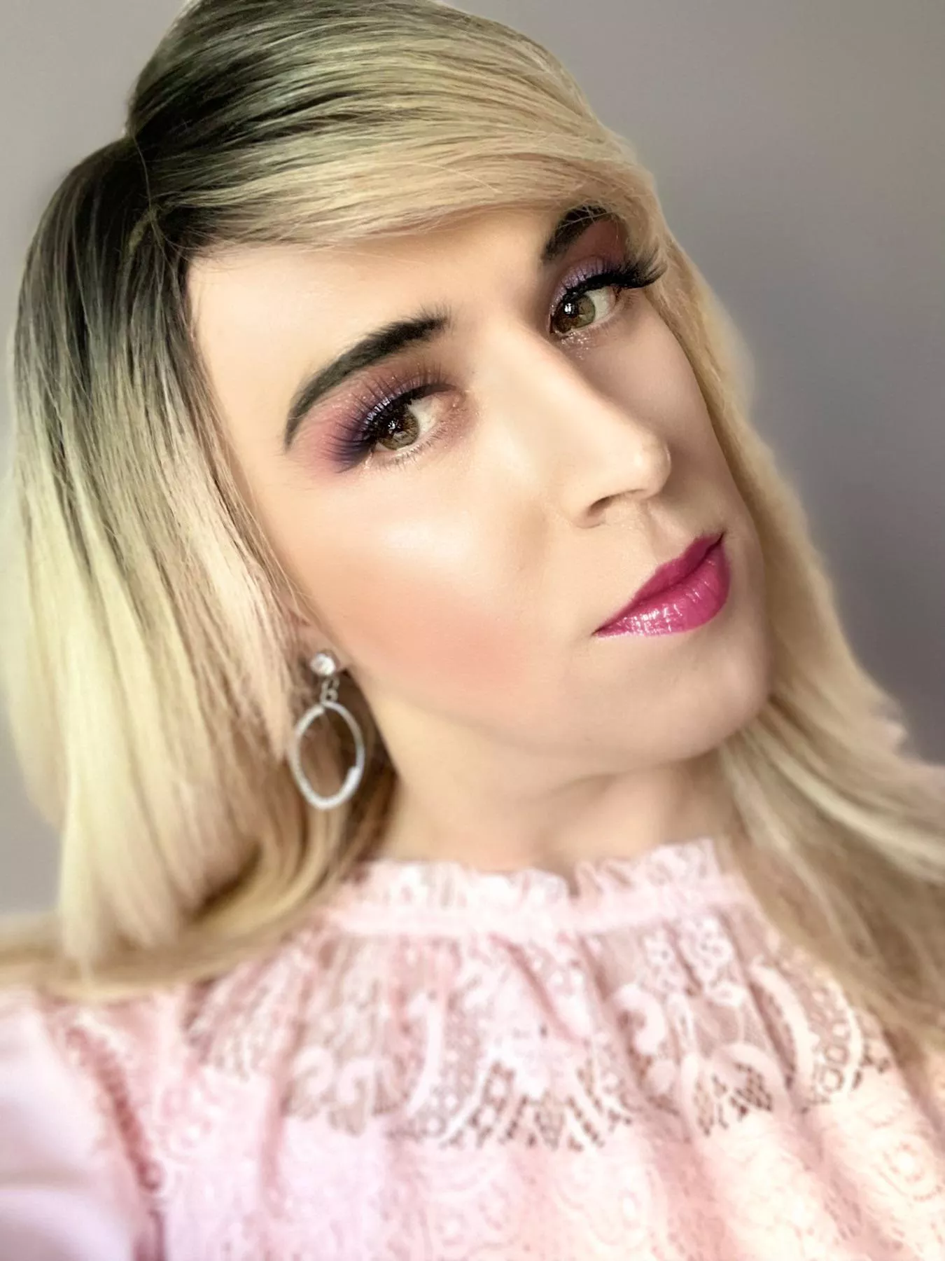 Just me today :) feeling So fem 🎀 this time i tried some blue eyeshadow but idk 🤗 honest What You think?:) how it look?:)