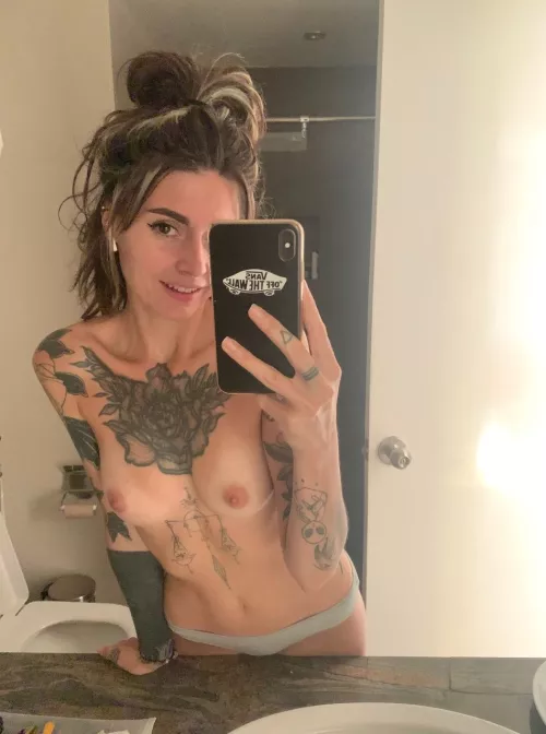 Just trying to cheer you up with my nude 😋