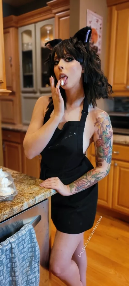 Kitty likes her cream (Darkrei)