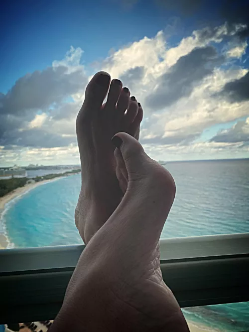 Nothing like a warm breeze between my toes. I love the tropics. 🏝