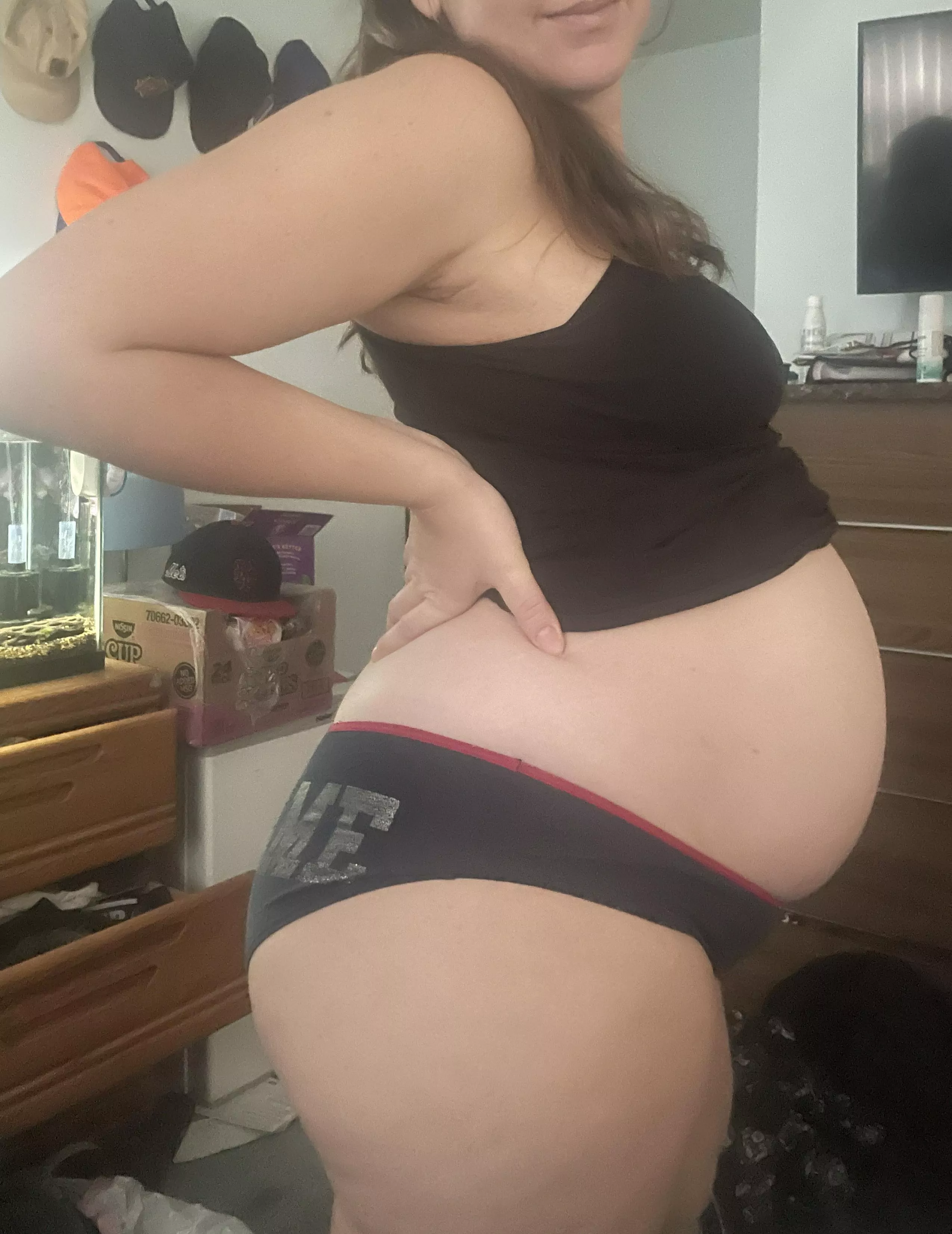 Ooof I can really feel my belly stretching now and there’s still 3 months to go 😫😩