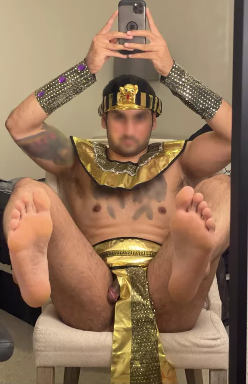 Pharaoh’s elevated soles caused a slip…get sucking, peasant. 😈🦶🏼🍆