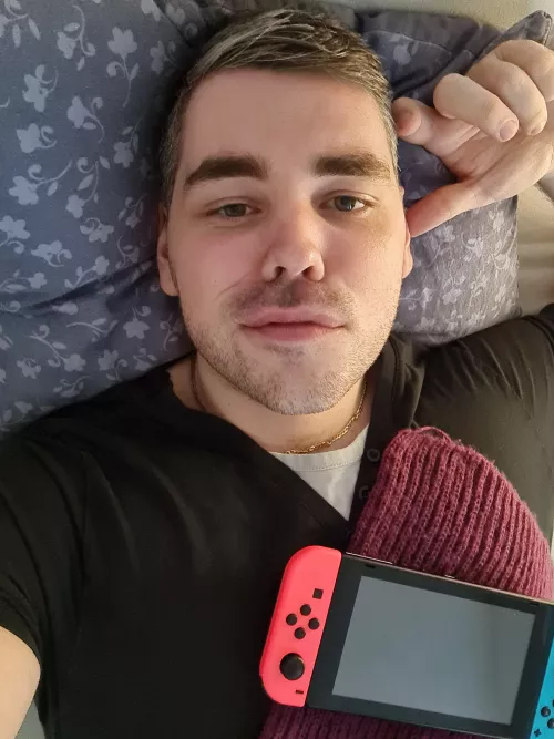 Rainy sunday - back to my usual position 🎮