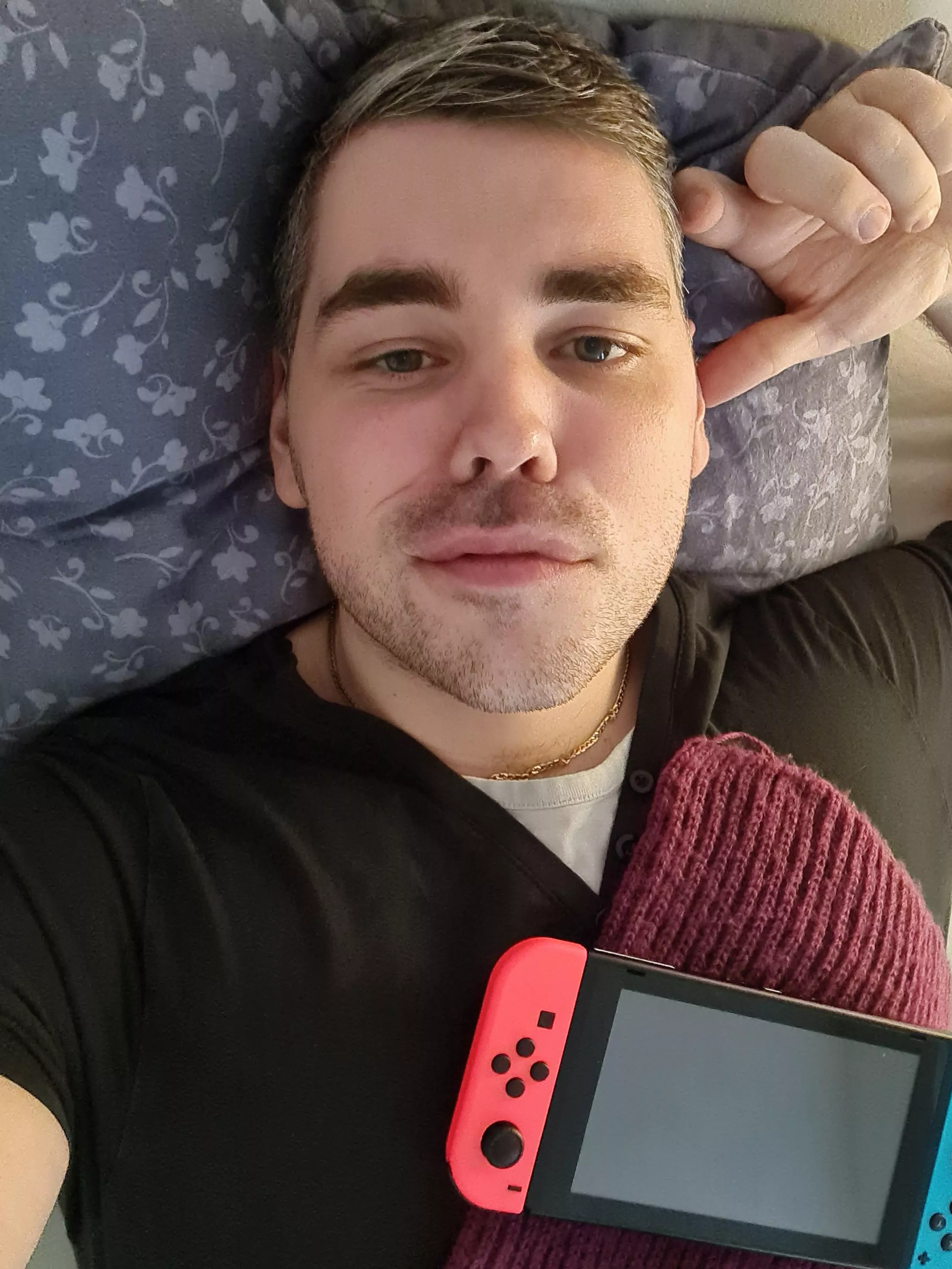 Rainy sunday - back to my usual position 🎮