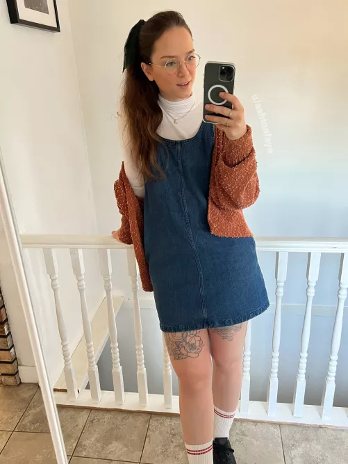 School girl with a naughty secret [F]