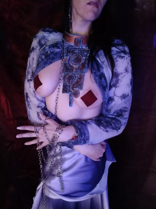 Sweaters are for softies, chains are definitely not. I like this strange mixture of cold and warm, hello, temperature play :)