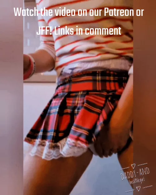 This schoolgirl is filling up her diaper!