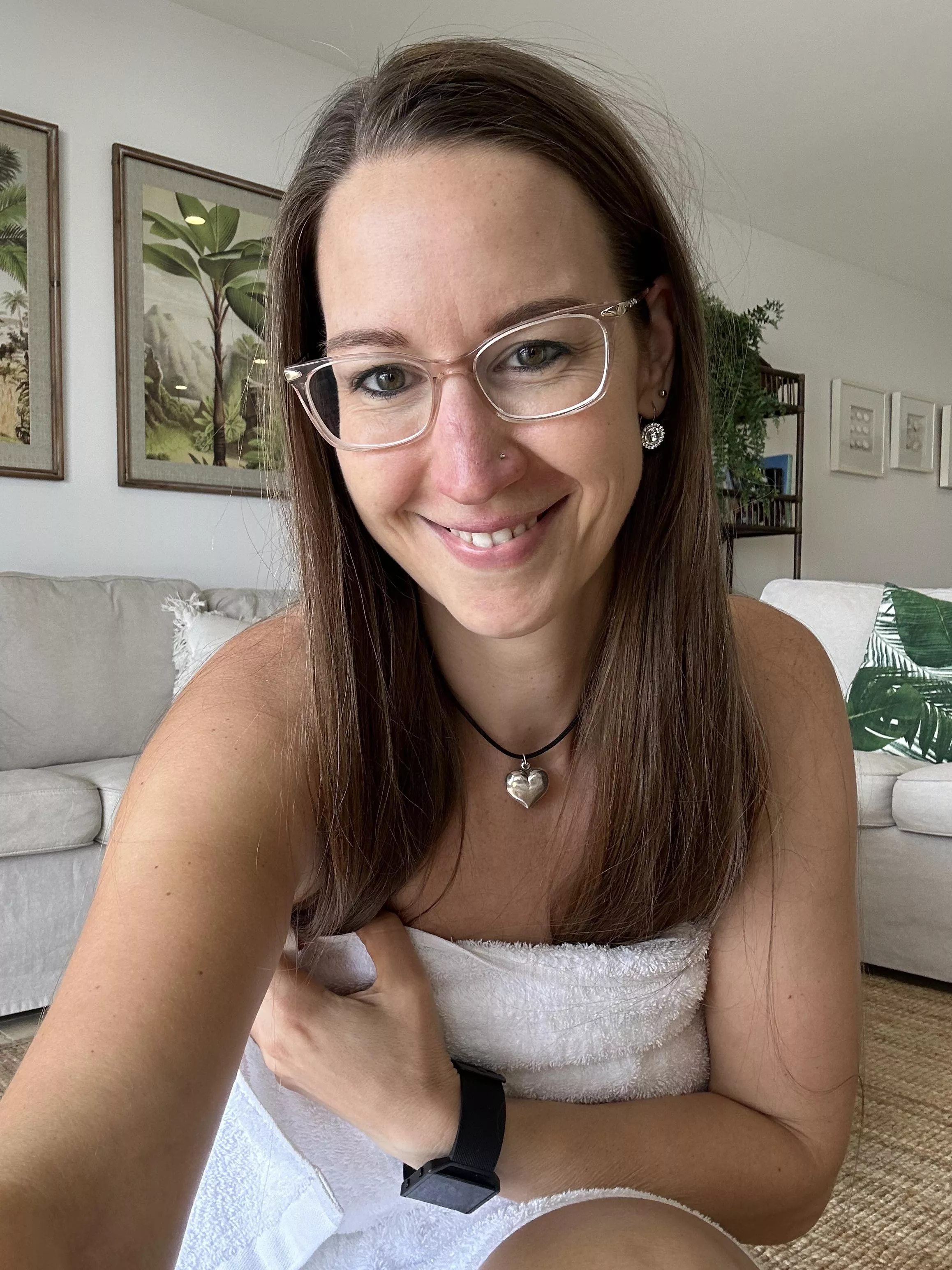 Using the free apartment for taking some sexy pics