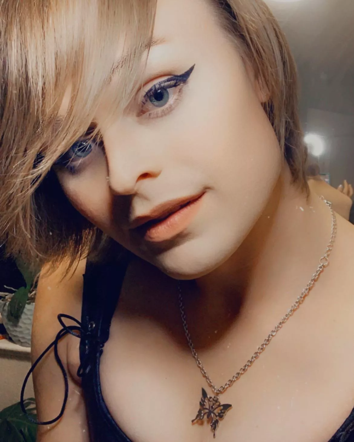 Was taking a few was pics and took this one on accident right after adjusting my hair, bit I’m SO glad I did 🥰