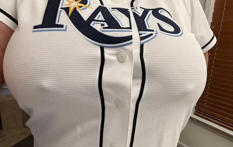 When braless, this Jersey can’t even keep these balls contained