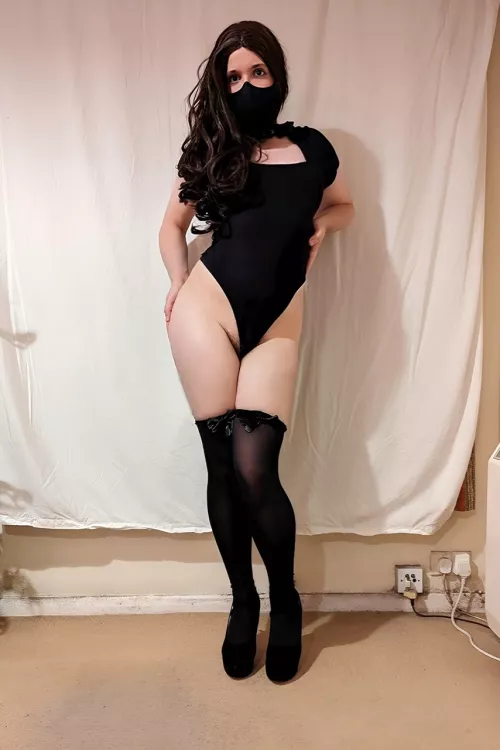 When life gives you curves, flaunt them! 💁🏻‍♀️🖤💋