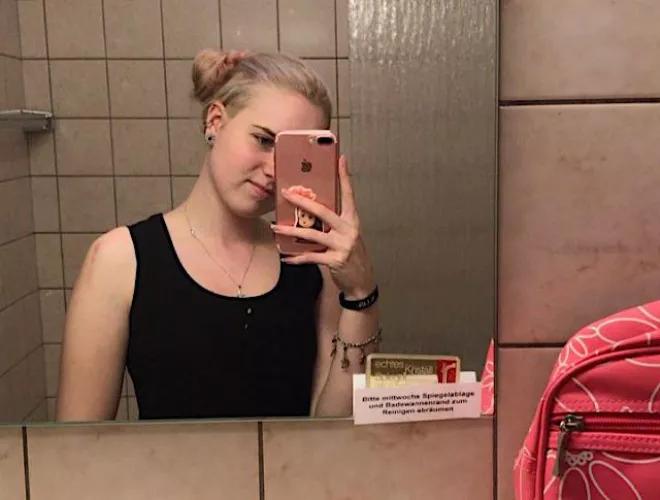 Whoop whoop guess who's back in the rehab center, but this time I really wanna quit for the sake of me liking my current me