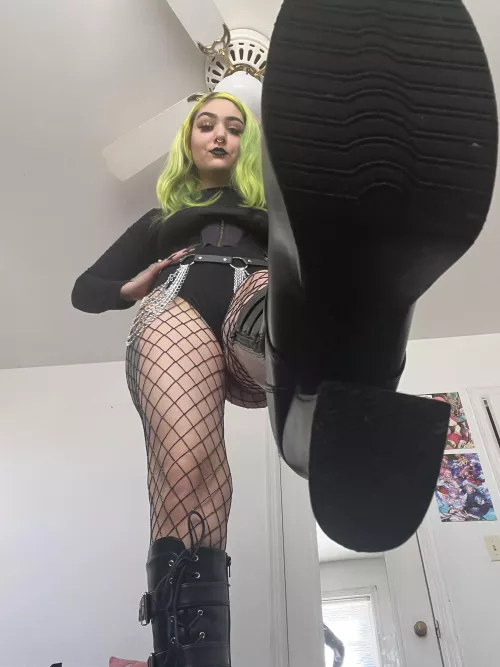 You can’t resist giving me control. You’re too weak; you will always be an easy target for goddesses like me. Just give in loser. 🤏🏻 SPH• CEI •CBT •Cuck • Pegging •Edging• Foot• Chastity• &More 👇🏻🧎‍♂️Snap: @el