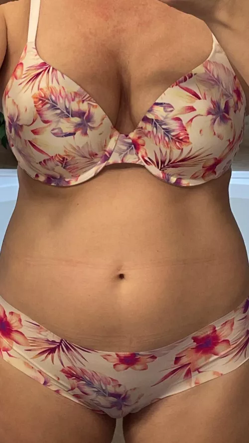 11/7/22 - VS Hawaiian floral w/ matching cheekies (NSFW) 🌸