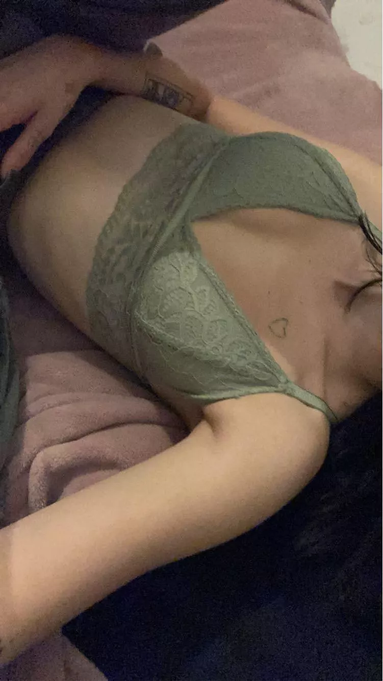 18 years old. come say hi on of 😉