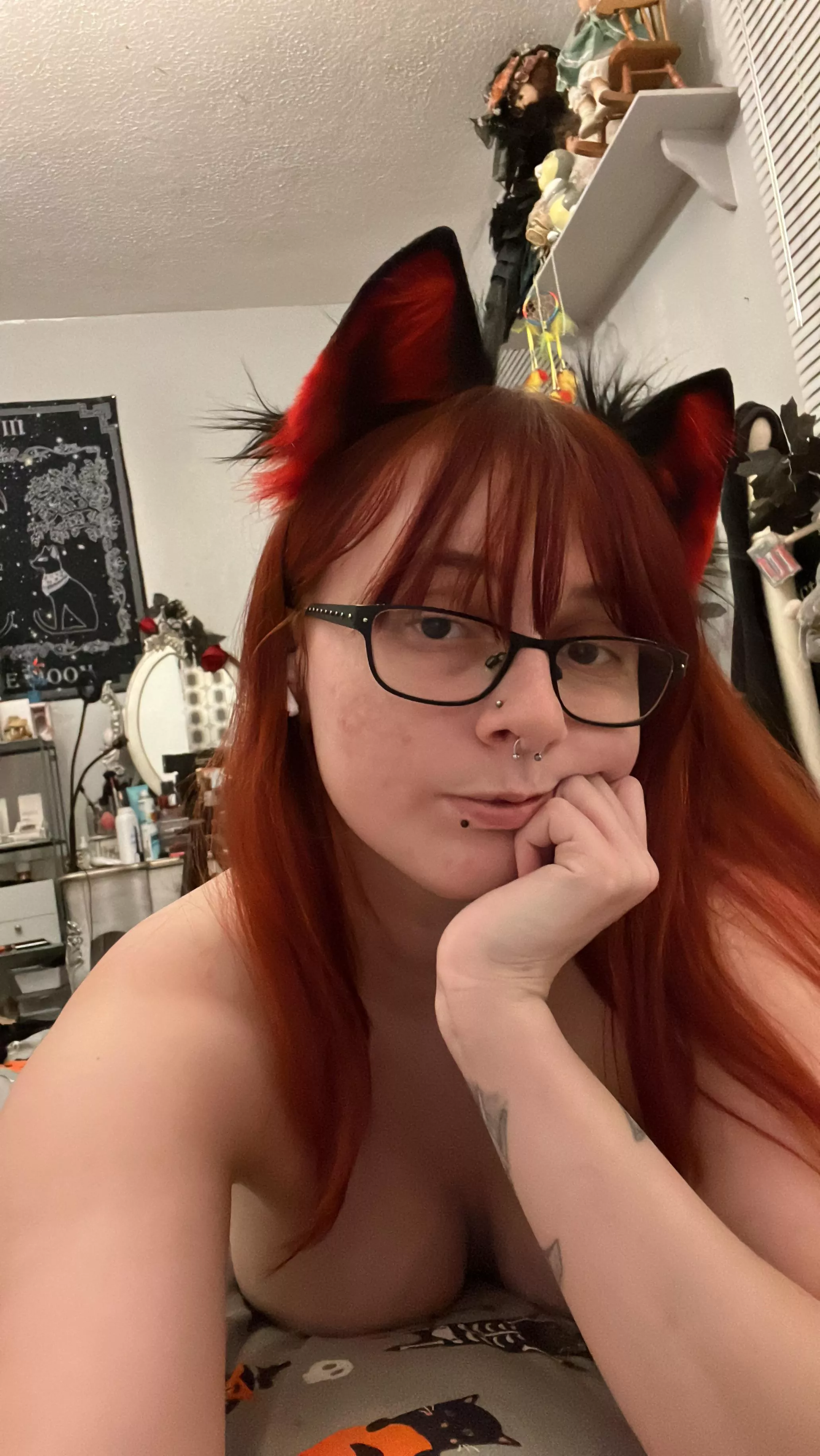 Anyone wanna come chill in my bed? 😘