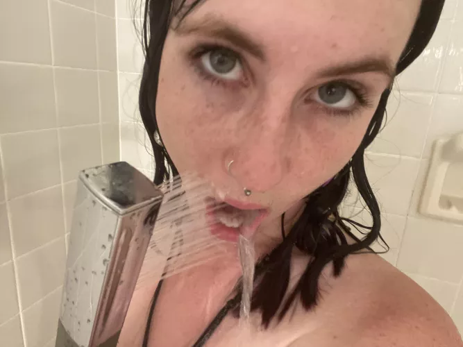 Bet you know what I did when I found out my hotel had a handheld shower head💦😏