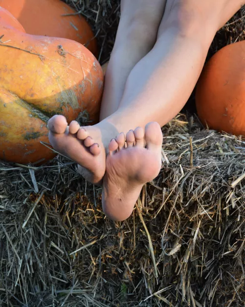 Clean my feet while I take care of your bf's cock