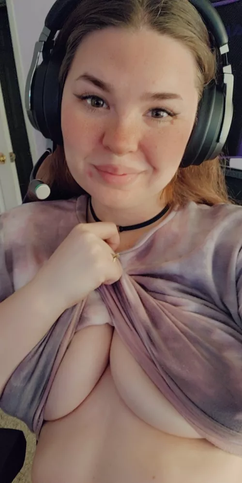 Getting ready for some punishment in LoL, gonna smile while I can 😆