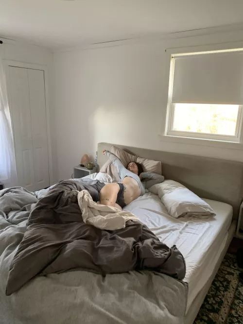 I just want to lay in bed a little while longer 😴 [F]