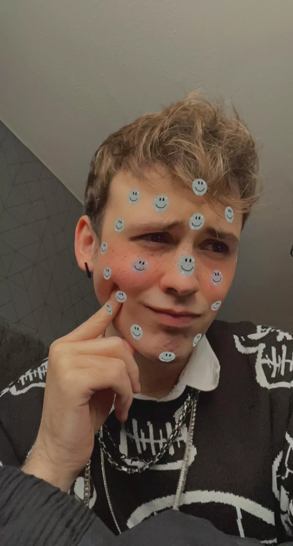 I lost the 50/50 playing genshin and I want to cry 😭 I don’t wanna buy any primos but I want her 😭😭 someone help me mentally 😂