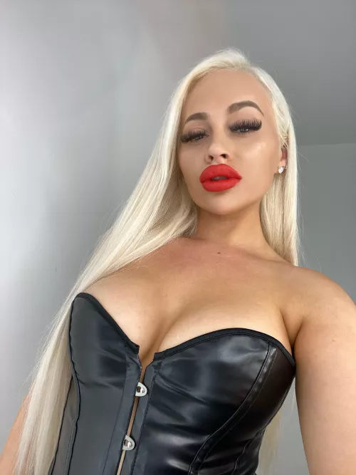 Leather look corset and red lips >