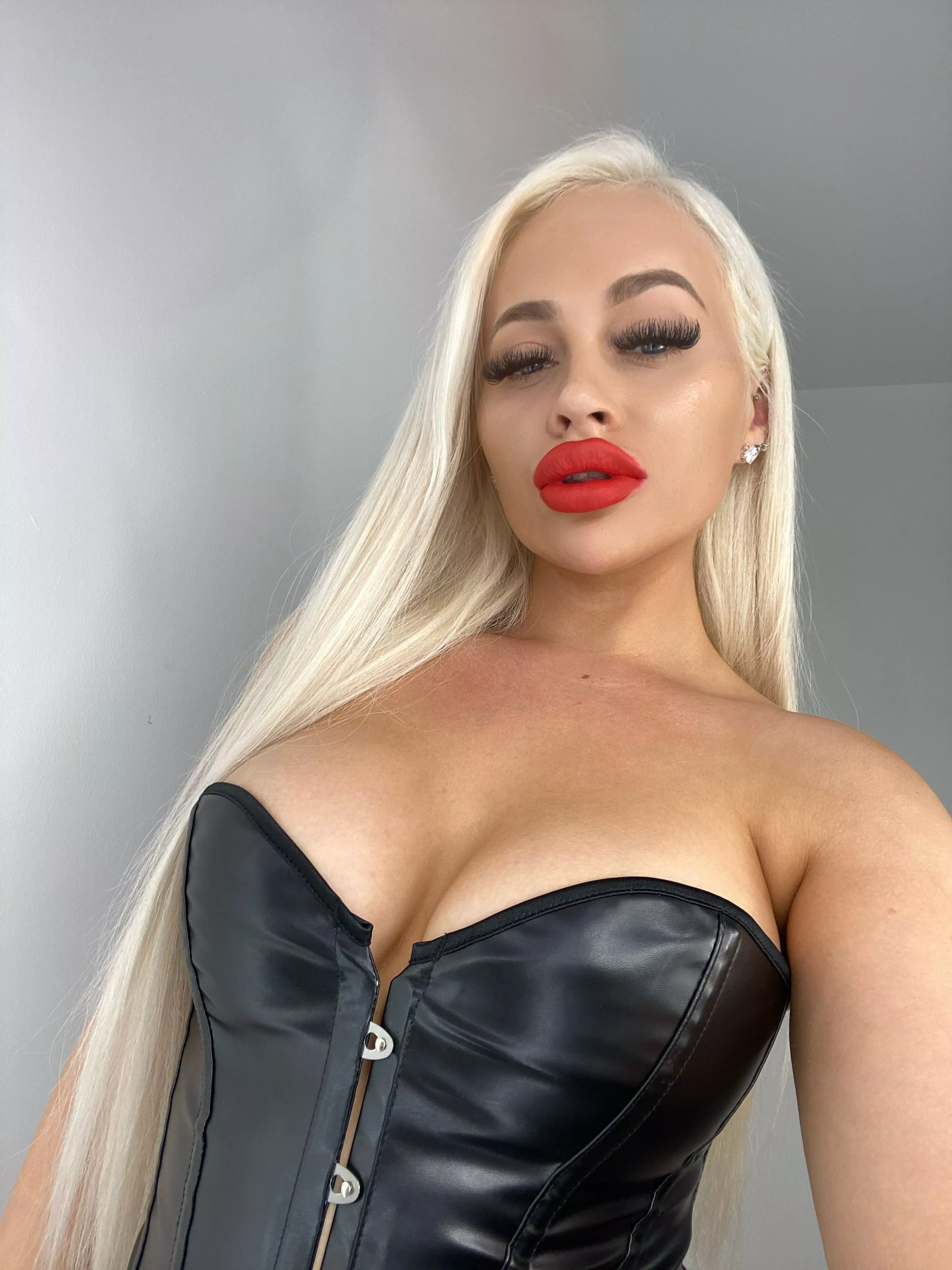 Leather look corset and red lips >