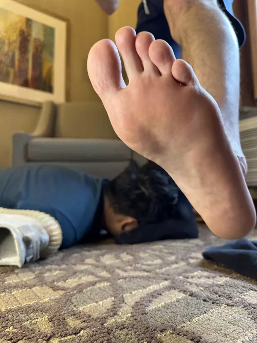 Lick my foot while he sniffs my socks 😏🦶🏼