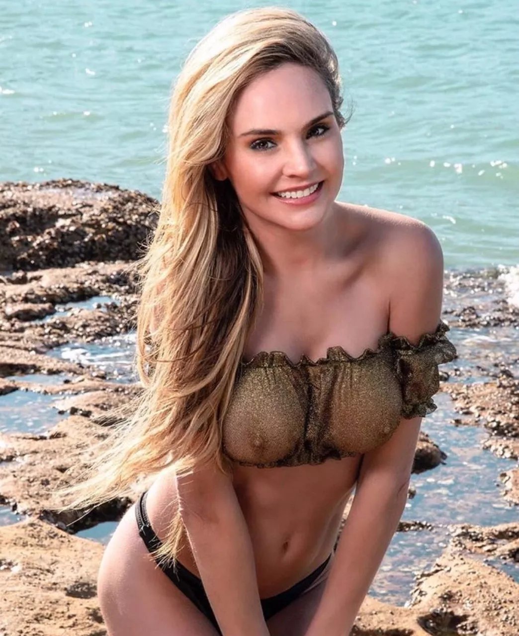 Lovely blonde with bikini pokies