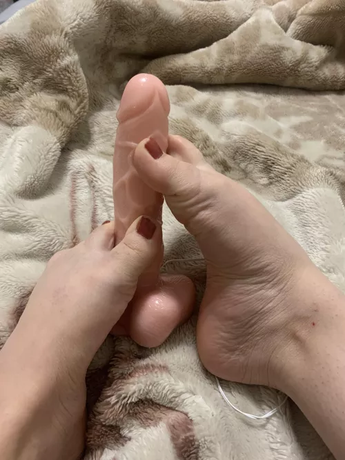 Now who wants a footjob 😈