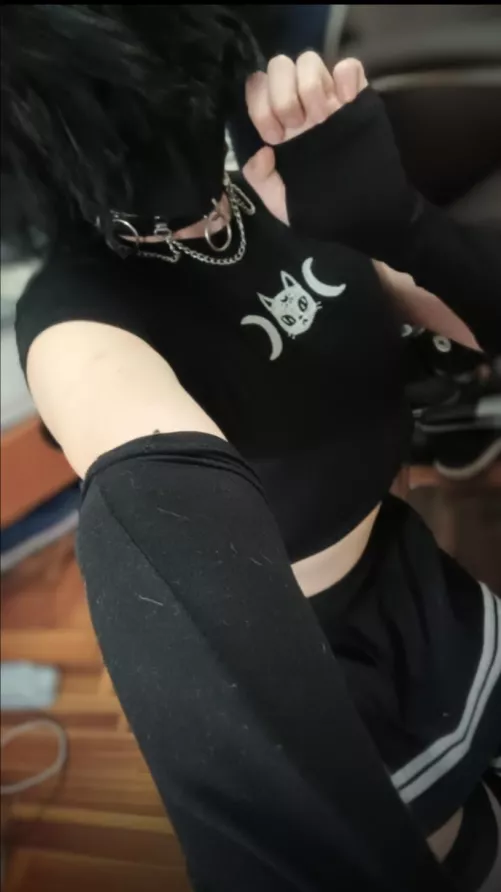 Rawr! Tell me I'm cute, don't pay attention to the messy room