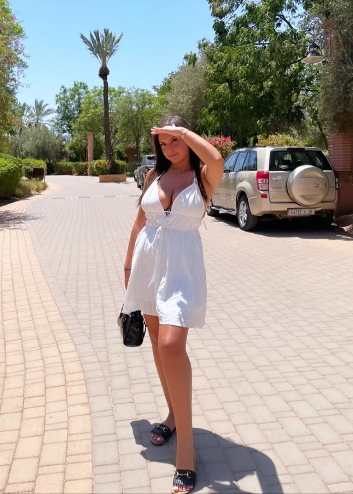 The sun shines where she goes [NN]