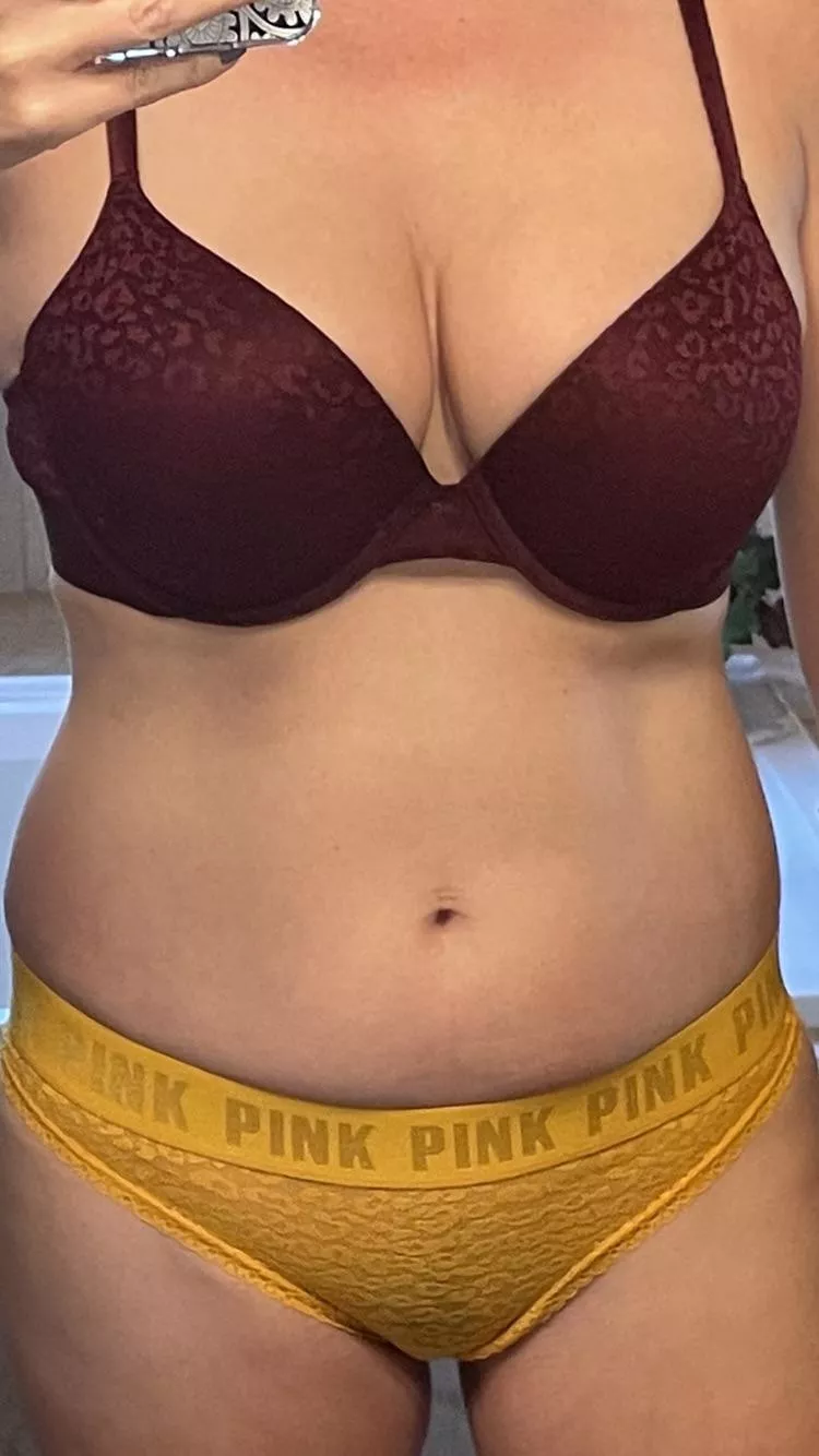 VAULT: 11/7/21 - VS cranberry leopard lace w/ sunflower leopard lace thong (NSFW)🌻