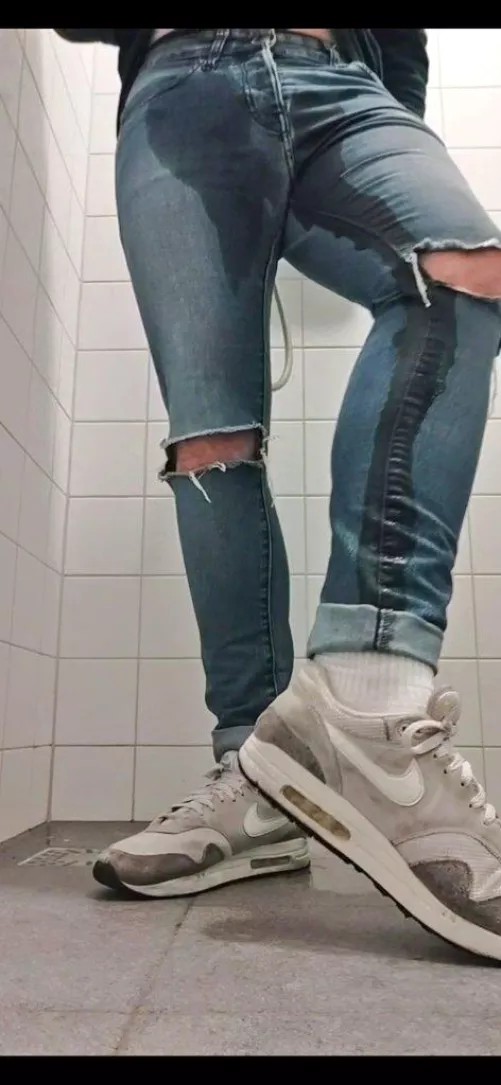 Who loves to piss their pants too? 😏