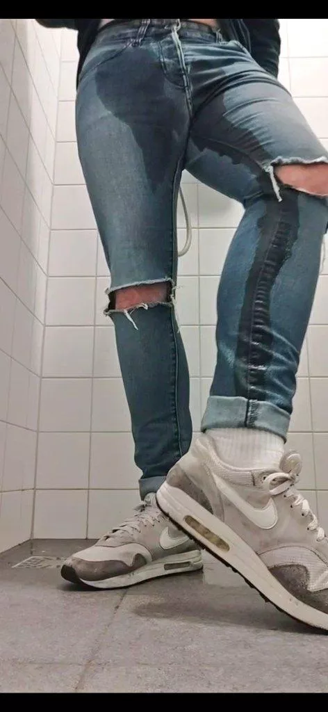 Who loves to piss their pants too? 😏