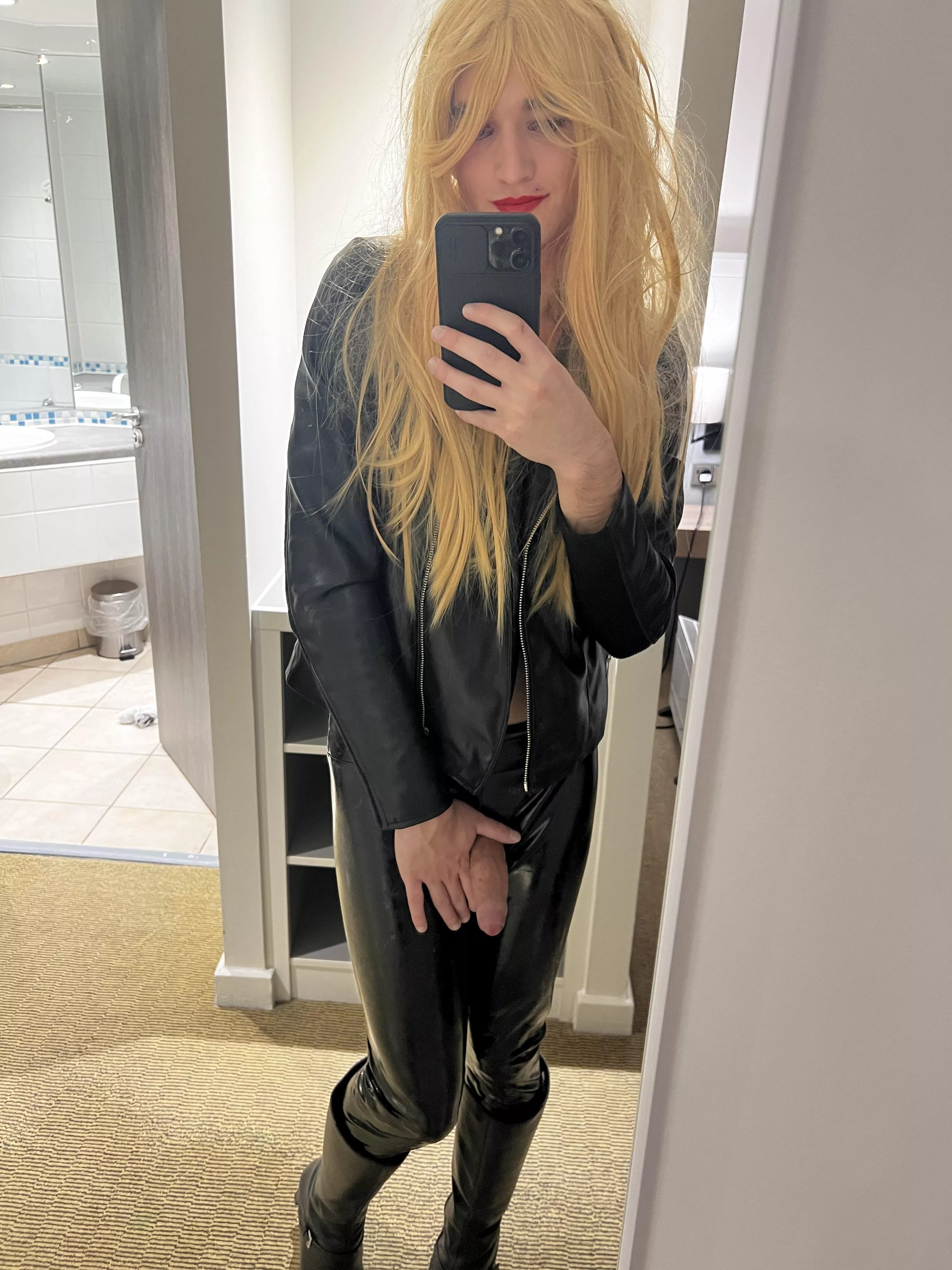 Who’s gonna let me deep throat’s their cock 😇