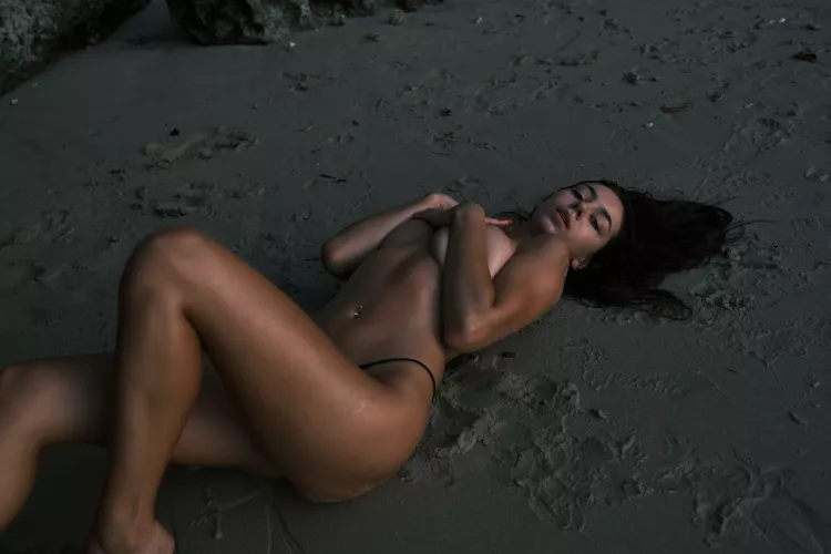 Will you fuck me on the sand? Link to my pussy in the comments 💦