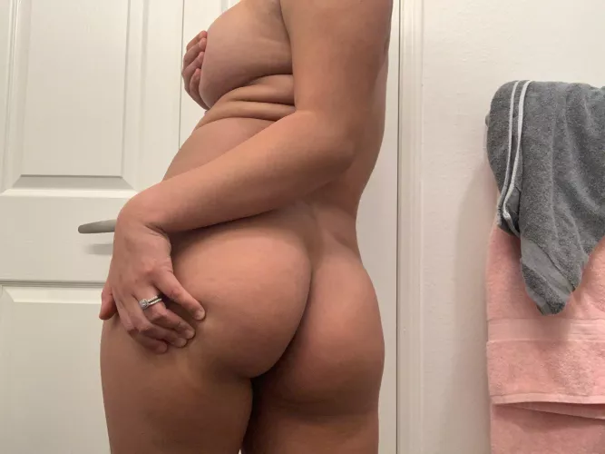 23 year old milf wants to read comments and messages! Huge plus if you’re a couple