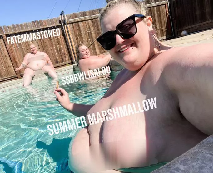 3 piggys in the pool 🐷🐷🐷