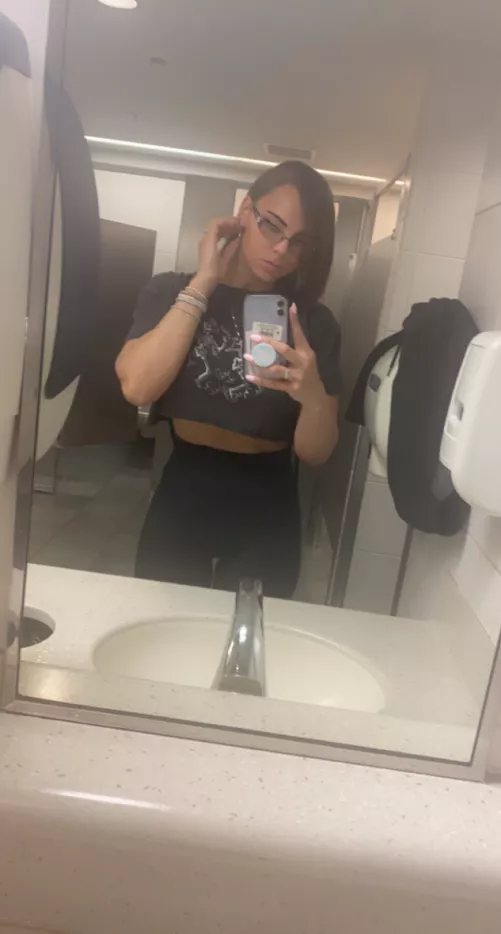 Airport bathroom selfie. If you see me say hi 😘
