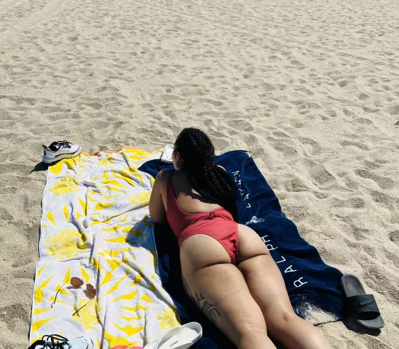 anyone else missing the beach? @irljezebel 🏖🤍