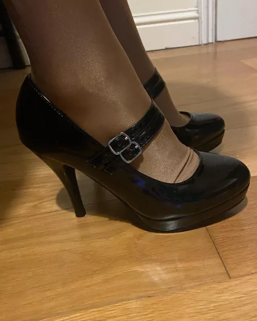Black patent heels & shiny pantyhose I wore the other day ☺️