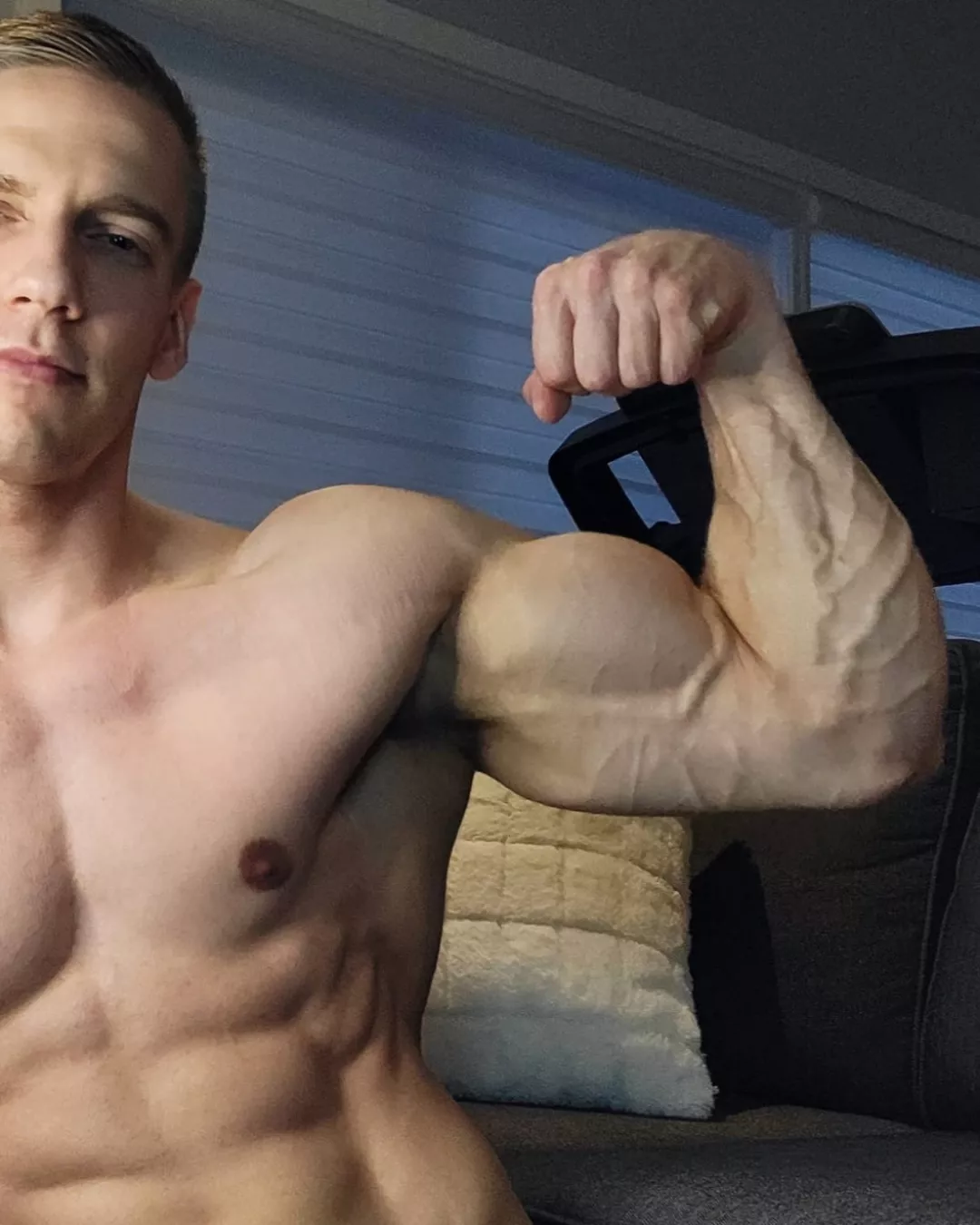 Do you like my forearm 😏..?