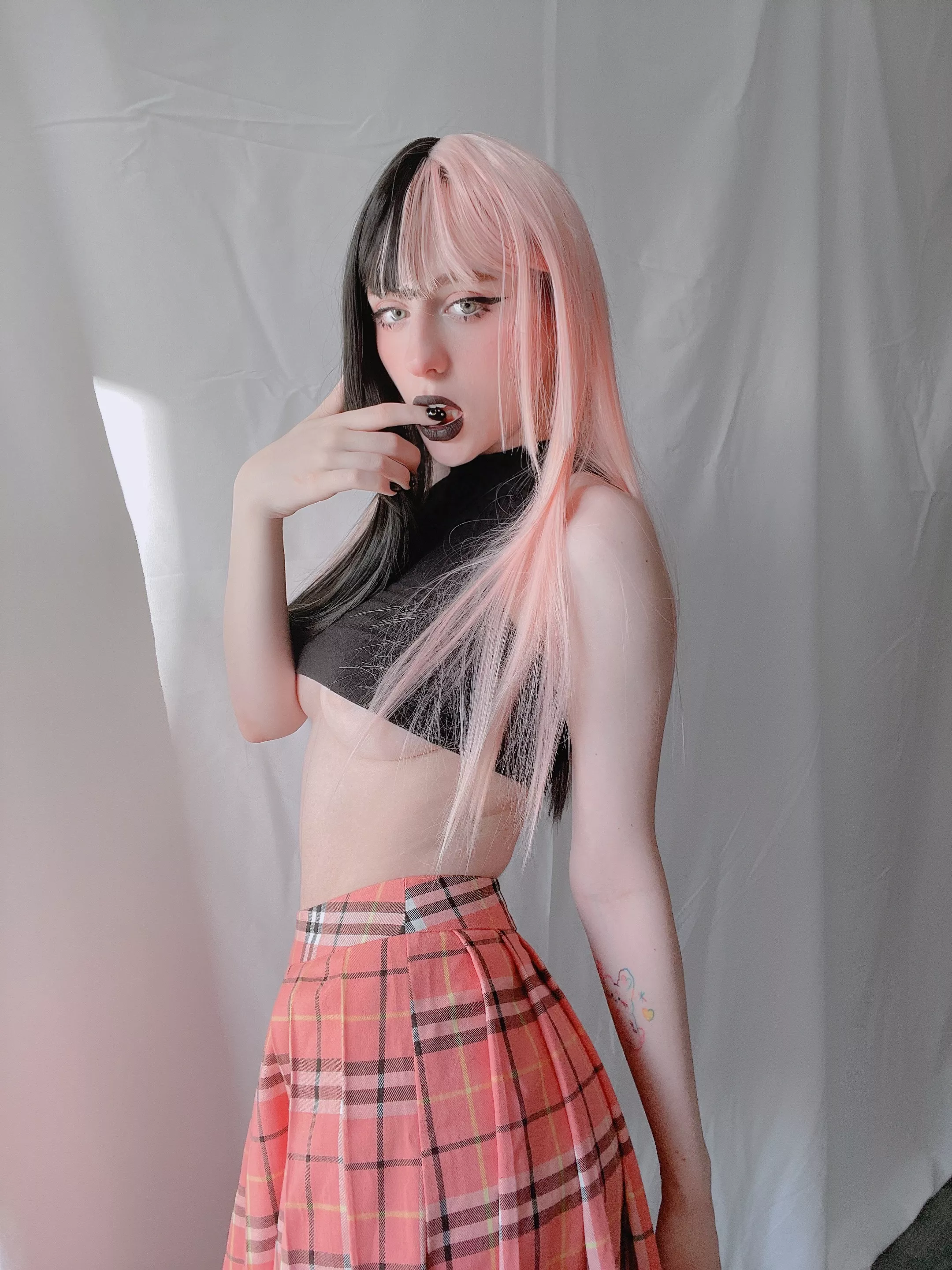 Emo girl wants kisses