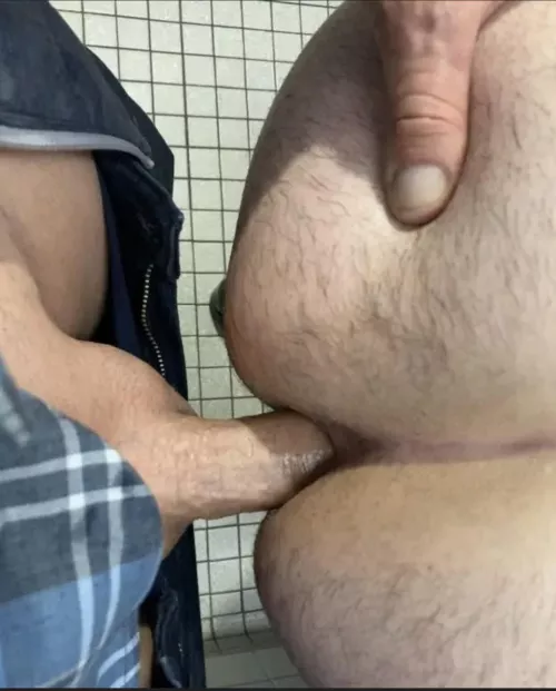 Getting Breeded in an airport restroom by a married dad, while his family was waiting in the gate area 😈👌🏻🥵 It was a huge load too 🐷💦 Twitter @anonboyLA